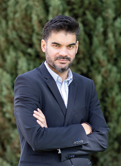 Coaching deportivo hombre brazos cruzados elegante